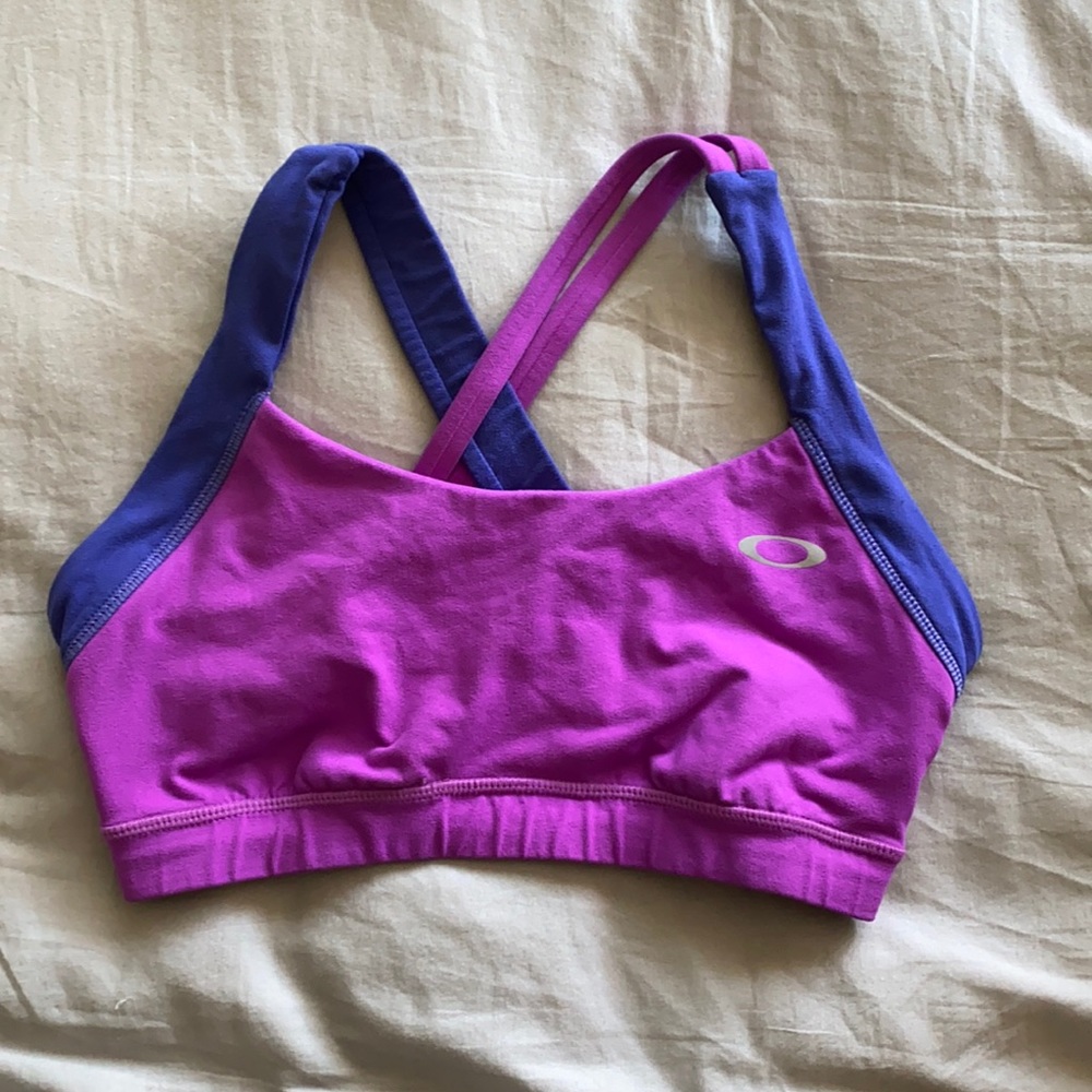 Oakley sports bra size medium